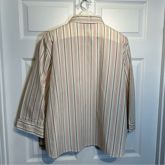 Tailored Button Front Floral Embroidery Top Size 20W - Picture 4 of 9